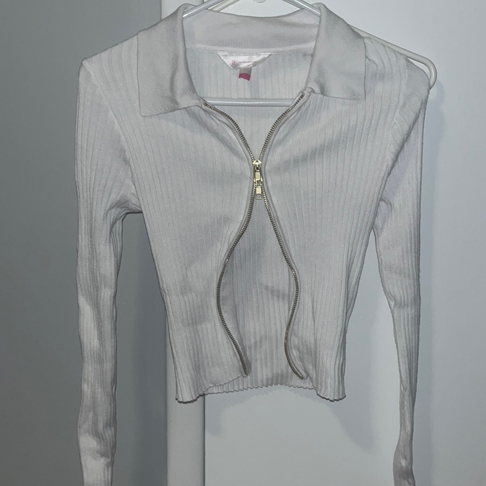 Woman’s cropped zipper shirt